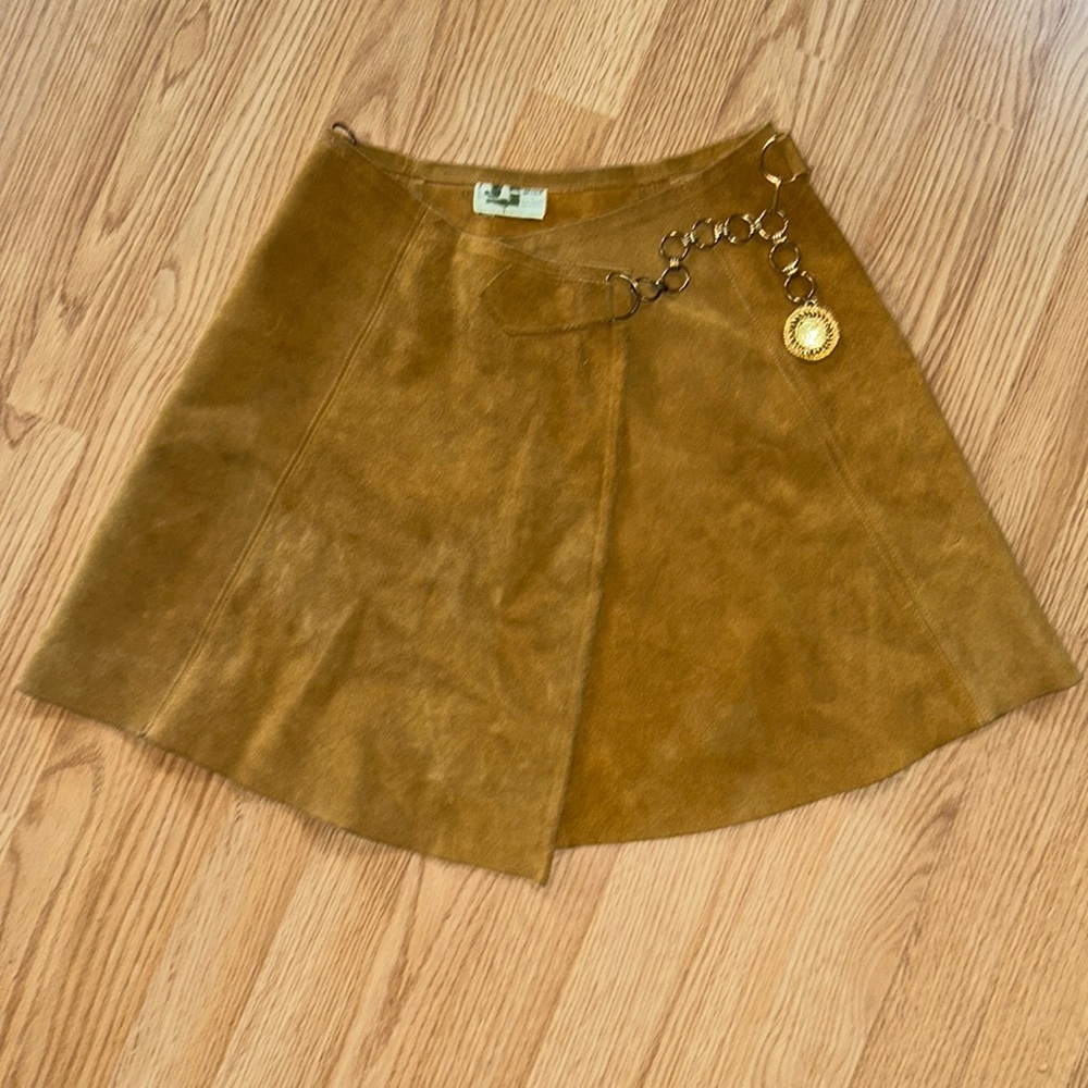 Suede skirt from the 1960s-70s with gold sun detail 🌞